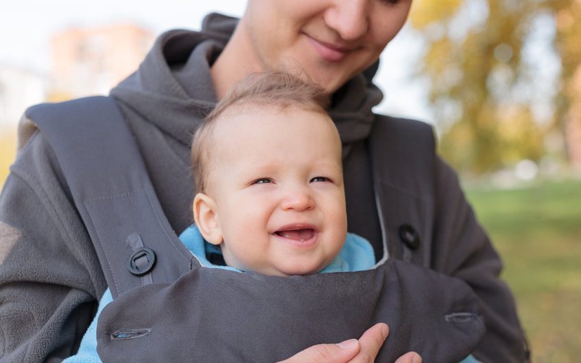 Quel porte-bébé choisir pour voyager avec bébé ?
