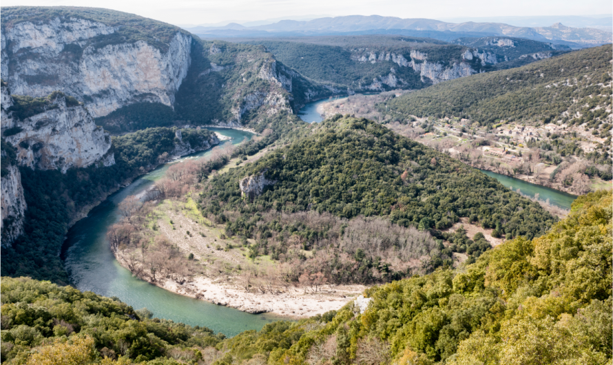 Profitez d&rsquo;un séjour calme et verdoyant dans un camping 4 étoiles familial en Ardèche